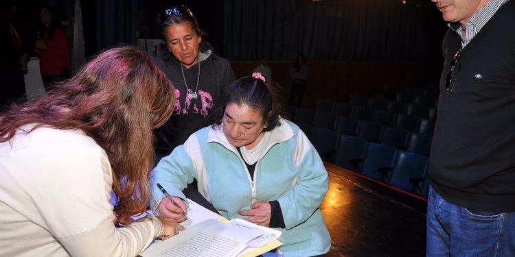 En el Centro de Convenciones – Familias del Barrio Autogestión recibirán hoy sus escrituras