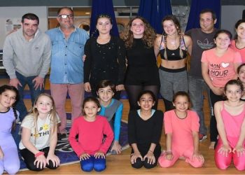 Se vivió el Show de Acrobacia en Telas en el Gimnasio Polideportivo