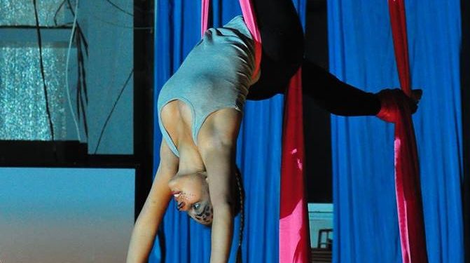 Acrobacia en tela en Monte Hermoso