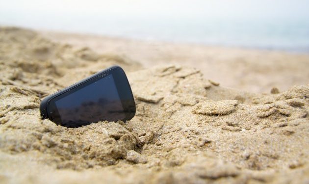 Consejos para proteger tu teléfono en la playa