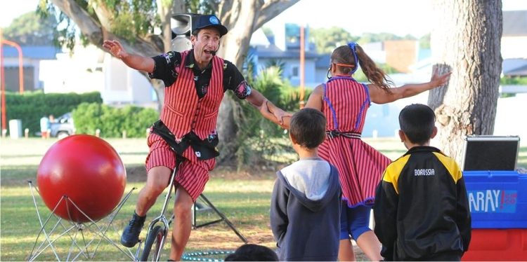 Circo y música en Aldea del Este.