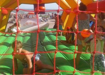 Juegos alternativos e inclusivos en playa para disfrutar en familia