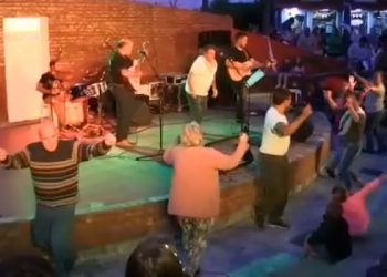 Música en vivo y shows circenses a la gorra todos los días