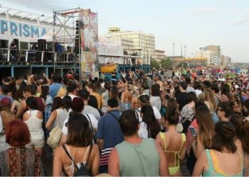 Piti Fernández tocó al atardecer en la playa