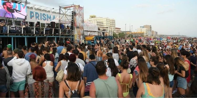 Piti Fernández tocó al atardecer en la playa