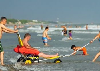  Disponibilidad de sillas de traslado y anfibias para que personas con discapacidad motriz puedan disfrutar del mar.