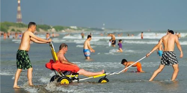 Disponibilidad de sillas de traslado y anfibias para que personas con discapacidad motriz puedan disfrutar del mar.