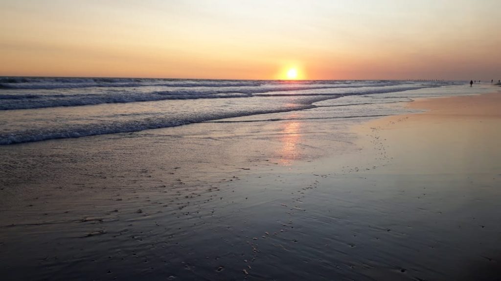 clima y atardecer en la playa monte hermoso