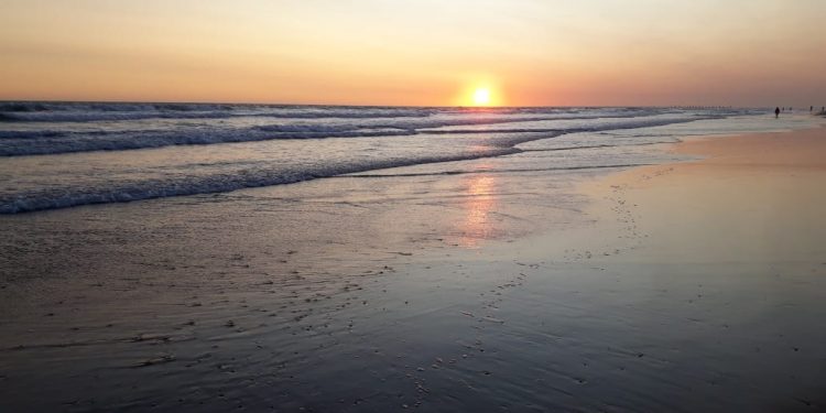 clima y atardecer en la playa monte hermoso