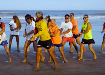 Guardavidas bailan al ritmo de la cumbia para concientizar sobre el RCP