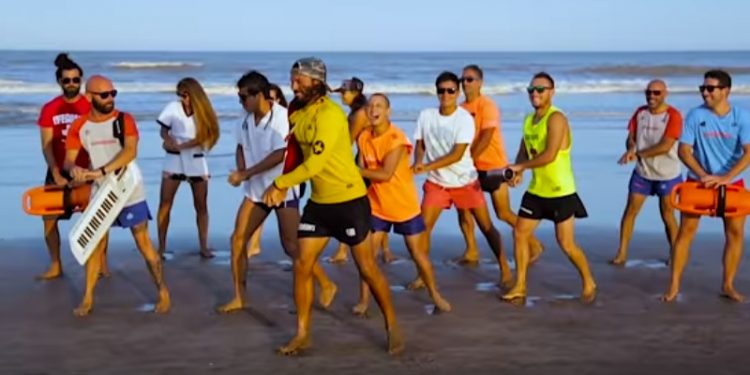 Guardavidas bailan al ritmo de la cumbia para concientizar sobre el RCP