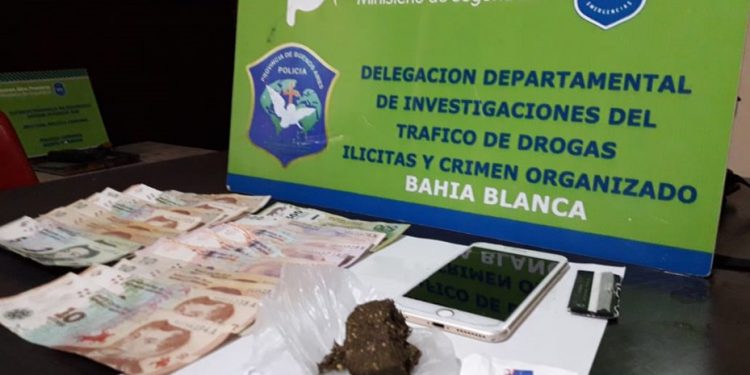 Actuaba de manera eufórica. Lo detuvieron con marihuana y LSD