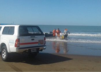 Prefectura ayudó a un hombre en kayak a salir del mar
