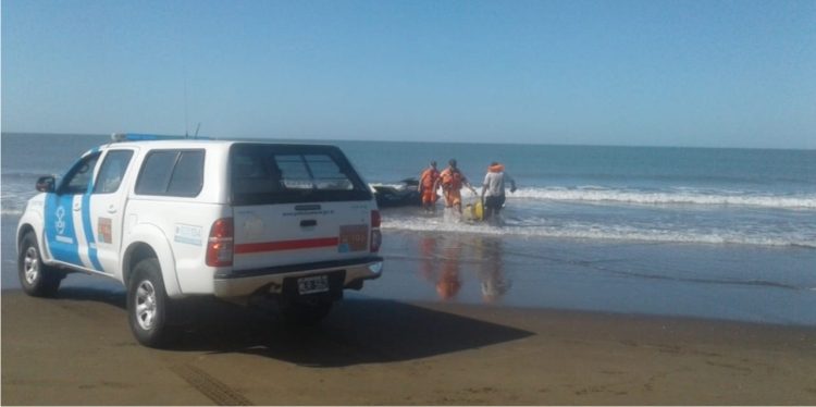Prefectura ayudó a un hombre en kayak a salir del mar