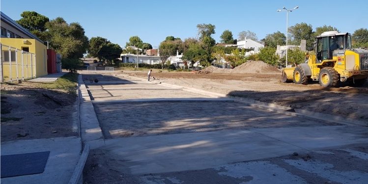 Avanzan los trabajos para la pavimentación de la calle Río Atuel, entre San Martín y Pandelés.