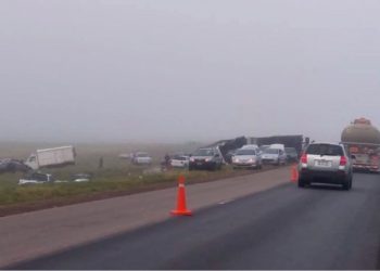 Una gran cantidad de automovilistas saquearon un camión que volcó sobre la ruta 33