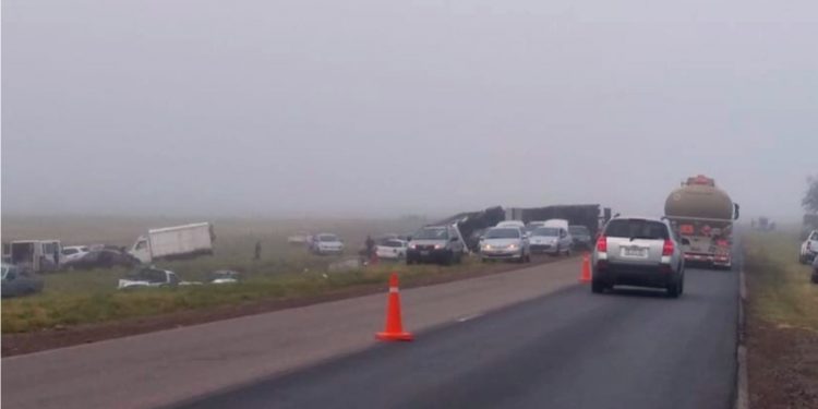 Una gran cantidad de automovilistas saquearon un camión que volcó sobre la ruta 33