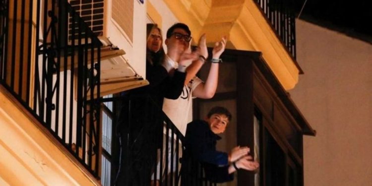 «Argentina aplaude»: convocan a un aplausazo en apoyo a los trabajadores de la salud