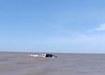 Fue a pescar a Los Pocitos y la marea se llevó su camioneta