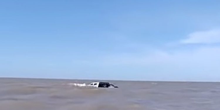 Fue a pescar a Los Pocitos y la marea se llevó su camioneta