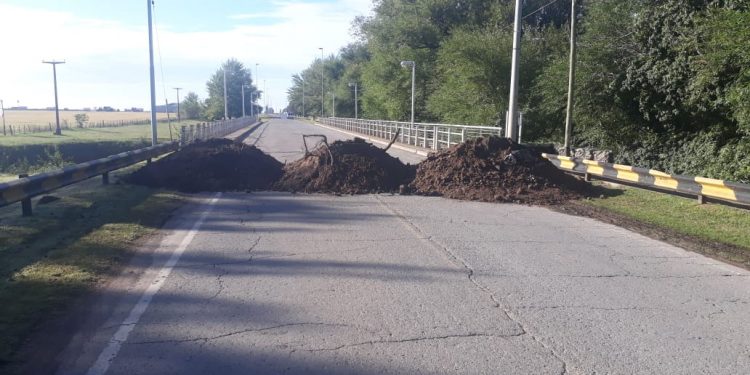 Cerraron con montículos de tierra los accesos a Coronel Pringles