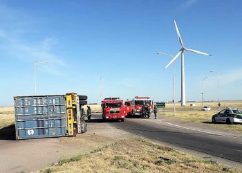 Volcó un camión en la rotonda de «los molinos» en la ruta 3