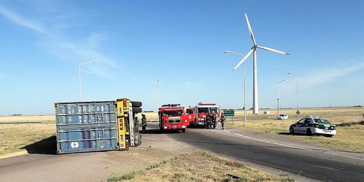 Volcó un camión en la rotonda de «los molinos» en la ruta 3