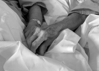 Están casados hace 50 años, los internaron por coronavirus y pidieron que les junten sus camas