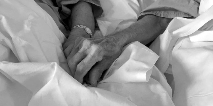 Están casados hace 50 años, los internaron por coronavirus y pidieron que les junten sus camas