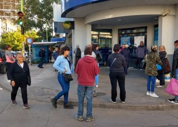 Los bancos abrirán el fin de semana para evitar colas