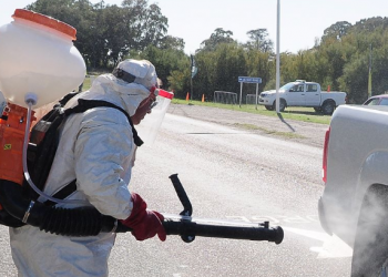 Comenzó en Monte Hermoso la desinfección a vehículos en el ingreso a la ciudad.