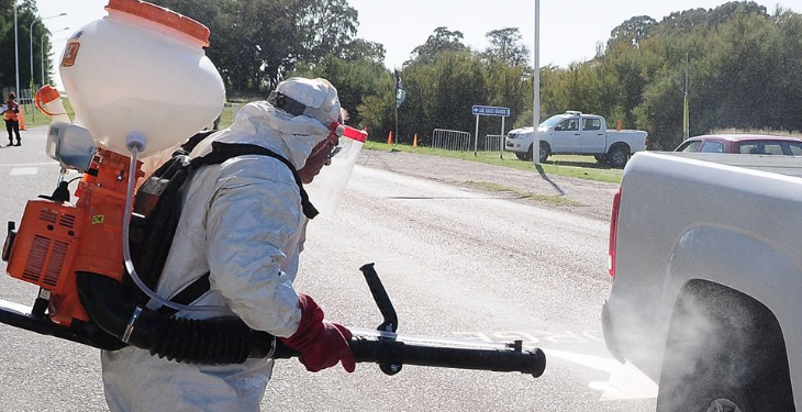 Comenzó en Monte Hermoso la desinfección a vehículos en el ingreso a la ciudad.