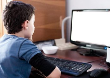 Clases en casa: Trotta pidió «no sobrecargar a chicos y familias con trabajo escolar»