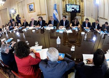 Reunión clave: el Presidente recibe a expertos y extendería la cuarentena hasta el 10 de mayo