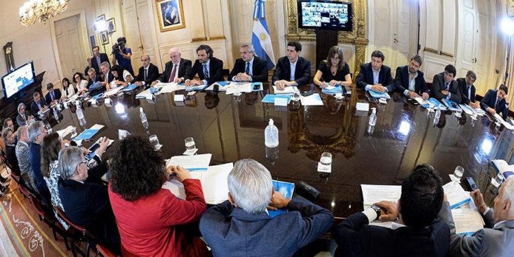 Reunión clave: el Presidente recibe a expertos y extendería la cuarentena hasta el 10 de mayo