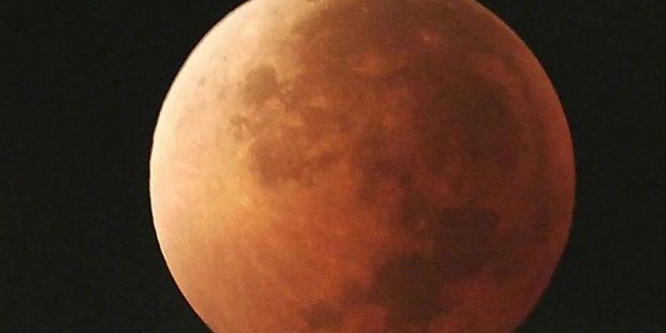 ¿Qué es la superluna rosa de abril?