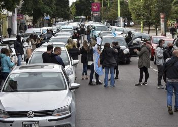 Comerciantes realizaron un bocinazo para pedir reapertura de indumentaria y calzado en Bahía Blanca