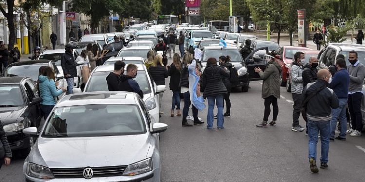 Comerciantes realizaron un bocinazo para pedir reapertura de indumentaria y calzado en Bahía Blanca