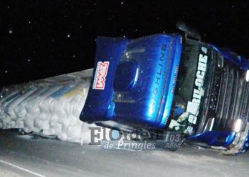 Un camión con carga de piedras volcó en Ruta 51