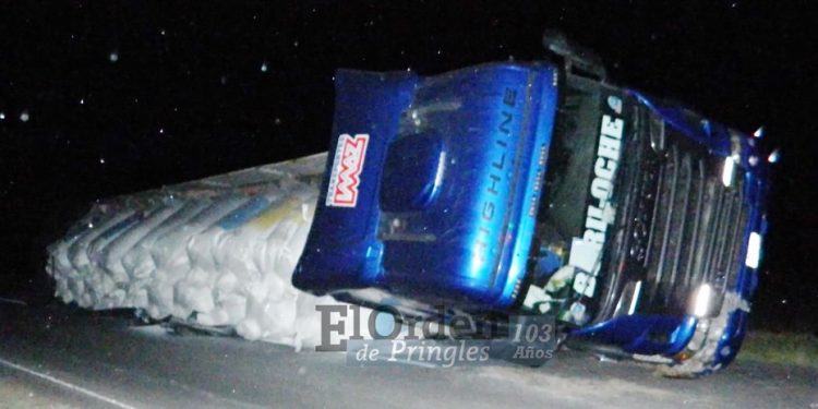 Un camión con carga de piedras volcó en Ruta 51