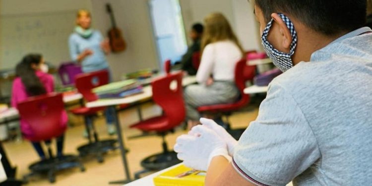 Regreso a las aulas y «sistema dual» de clases: Trotta adelantó licencias para padres