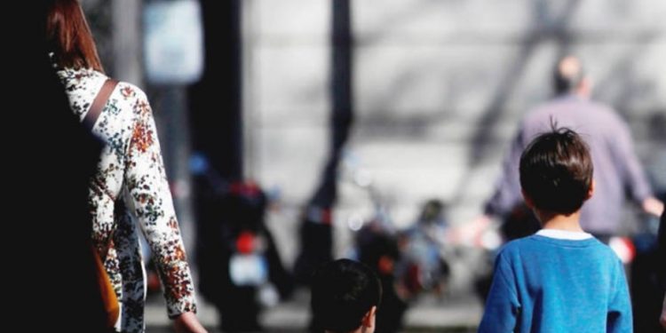 Gobierno bonaerense autoriza a chicos a ir con adultos a comercios de cercanía