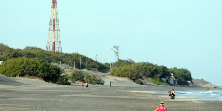 Monte Hermoso habilitó la hora de esparcimiento en la playa
