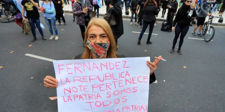 Marcharon en contra de la cuarentena.