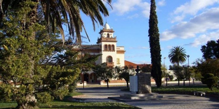 Habilitan a funcionar en Villarino a tiendas comerciales, hoteles, servicio doméstico y obra privada