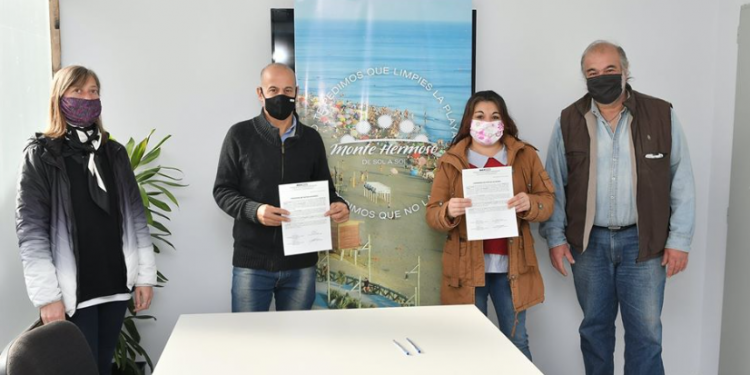 “Manos Montehermoseñas” y la ACIMH refrendaron el acuerdo para colaborar con los artesanos locales.