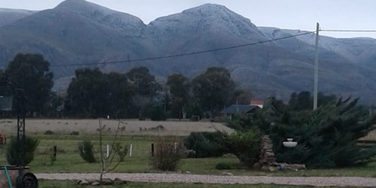 Leve nevada en los picos de Sierra de la Ventana