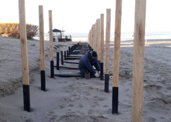Trabajos ininterrumpidos de mantenimiento en la rambla de madera.