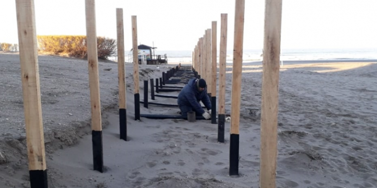Trabajos ininterrumpidos de mantenimiento en la rambla de madera.