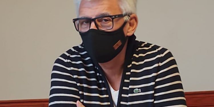 Conferencia del Intendente Dichiara, preocupado por la situación en Bahía Blanca.